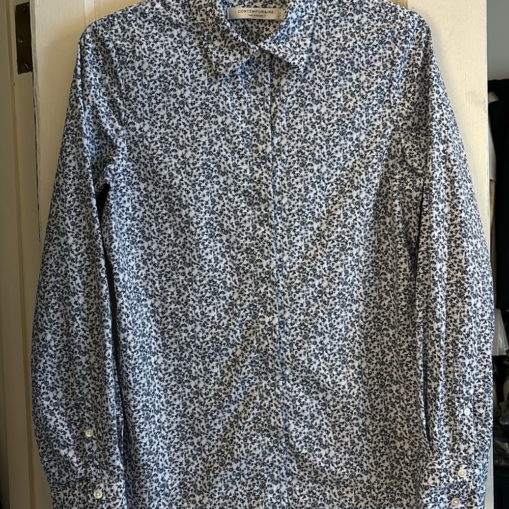 Simon’s Contemporaine Navy Light Blue floral button down shirt. Size xs.